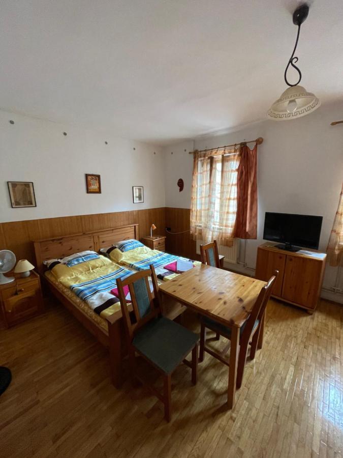 Katalinkert Panzió Acomodação com café da manhã Győr Exterior foto