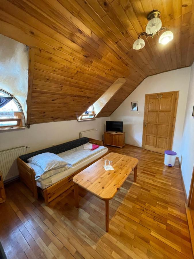 Katalinkert Panzió Acomodação com café da manhã Győr Exterior foto