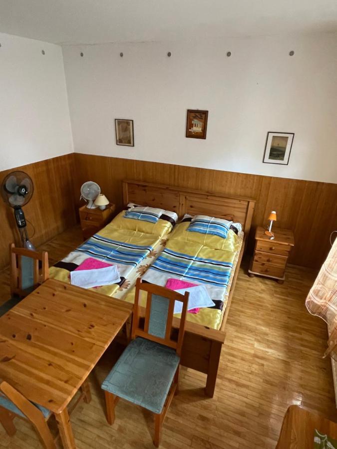 Katalinkert Panzió Acomodação com café da manhã Győr Exterior foto