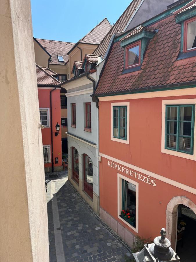 Katalinkert Panzió Acomodação com café da manhã Győr Exterior foto