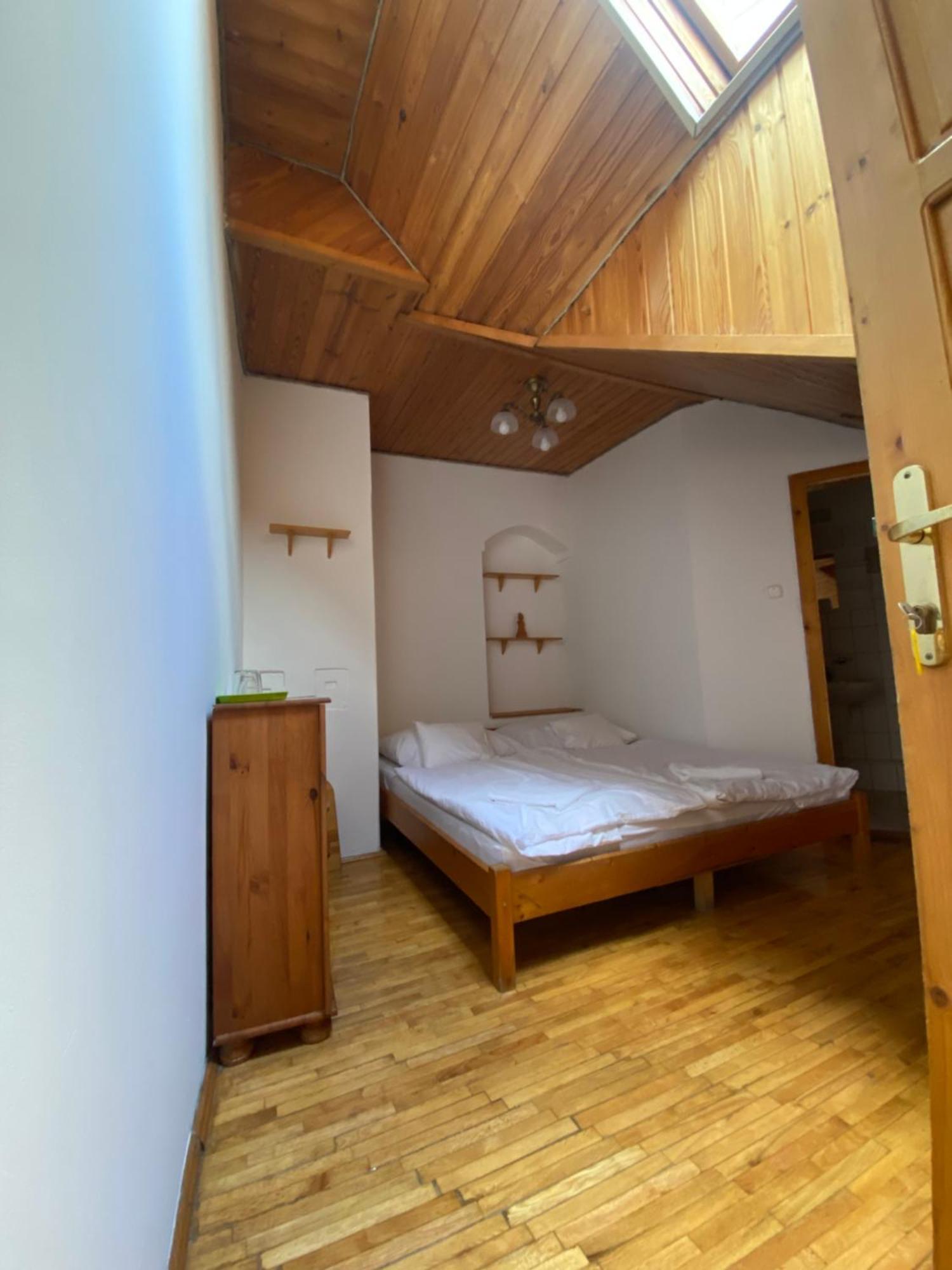 Katalinkert Panzió Acomodação com café da manhã Győr Exterior foto