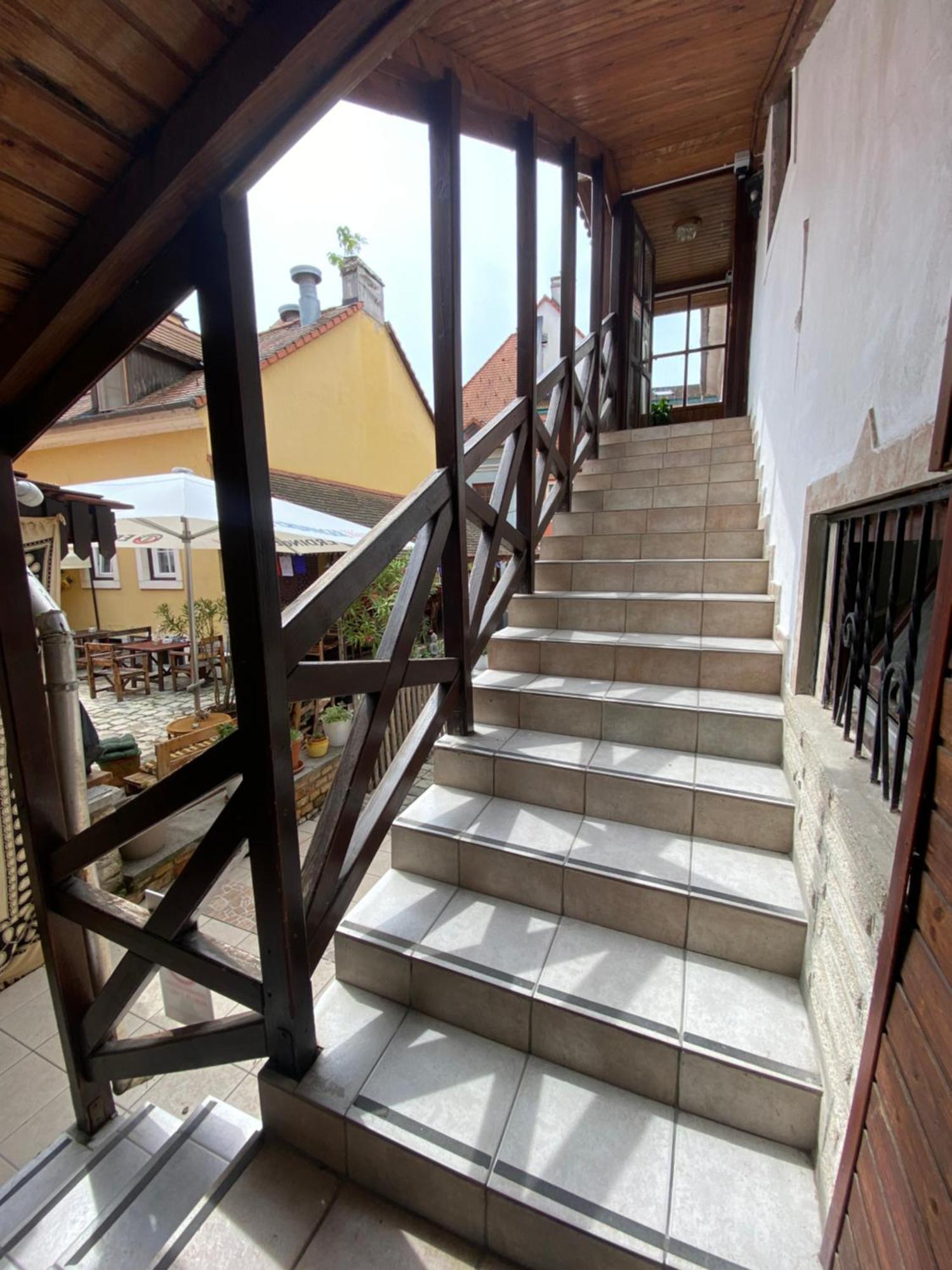 Katalinkert Panzió Acomodação com café da manhã Győr Exterior foto